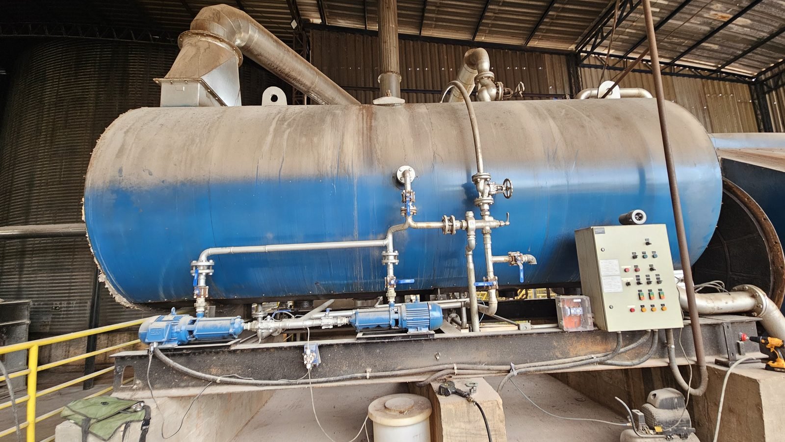 Caldeira flamotubular industrial com painel de comando inspecionada conforme NR-13