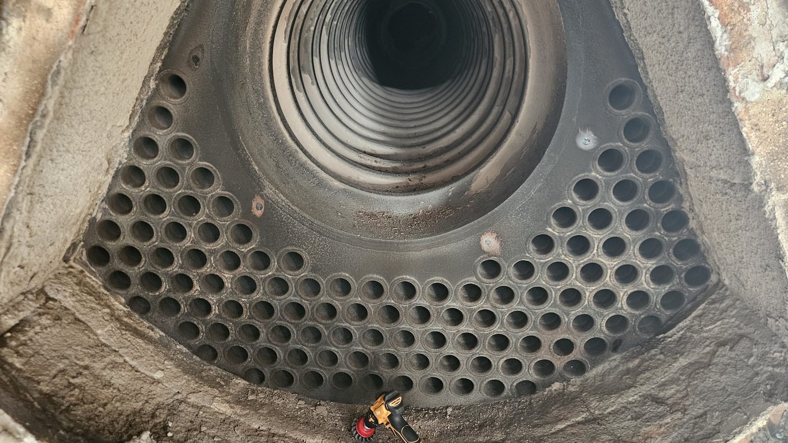 Espelho da caldeira flamotubular com feixe tubular e fornalha corrugada examinados durante inspeção interna