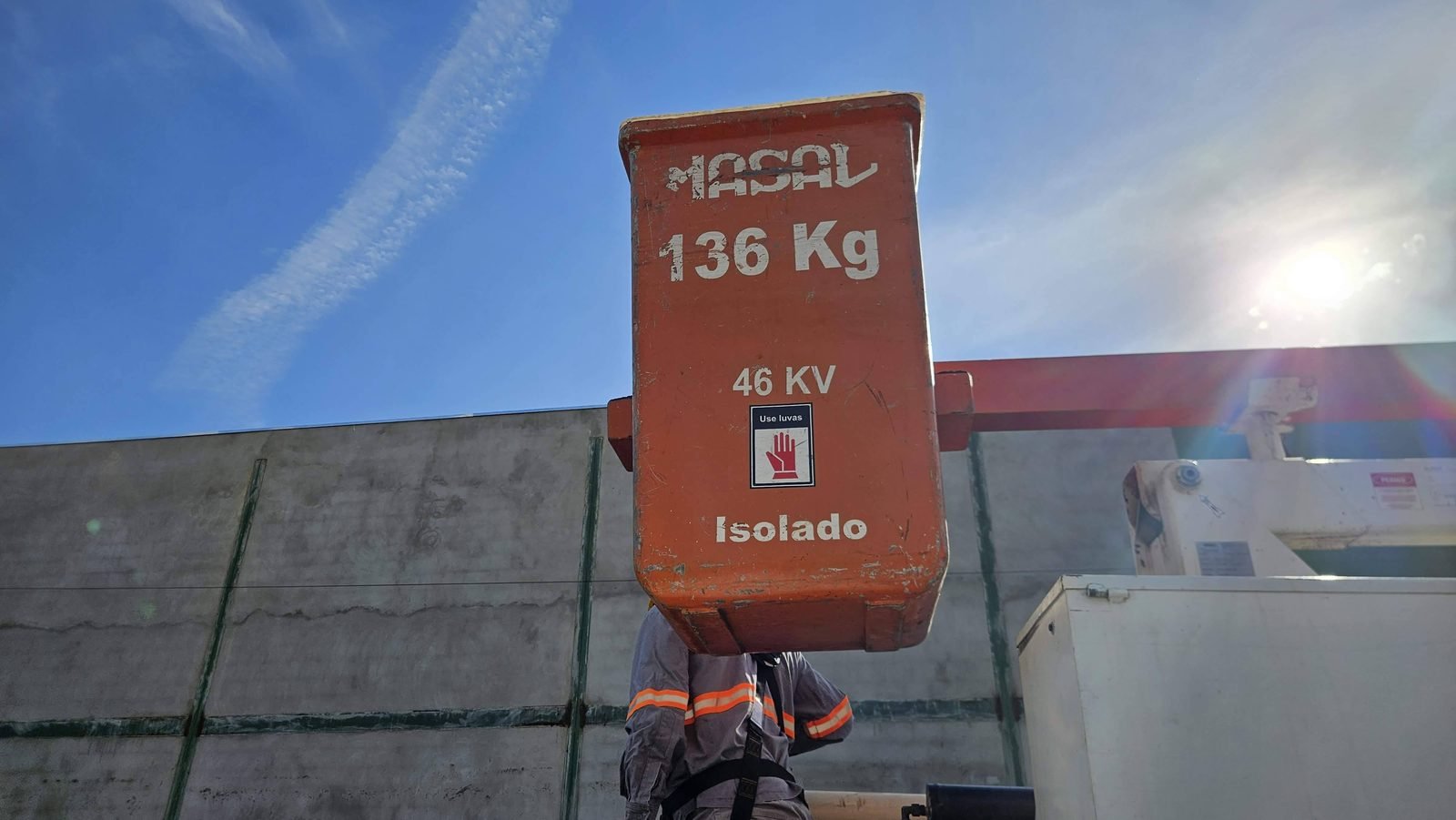 Caçamba de cesto aéreo com identificação de capacidade 136 kg e isolação de 46 kV, verificada em inspeção conforme NR-12 Anexo XII