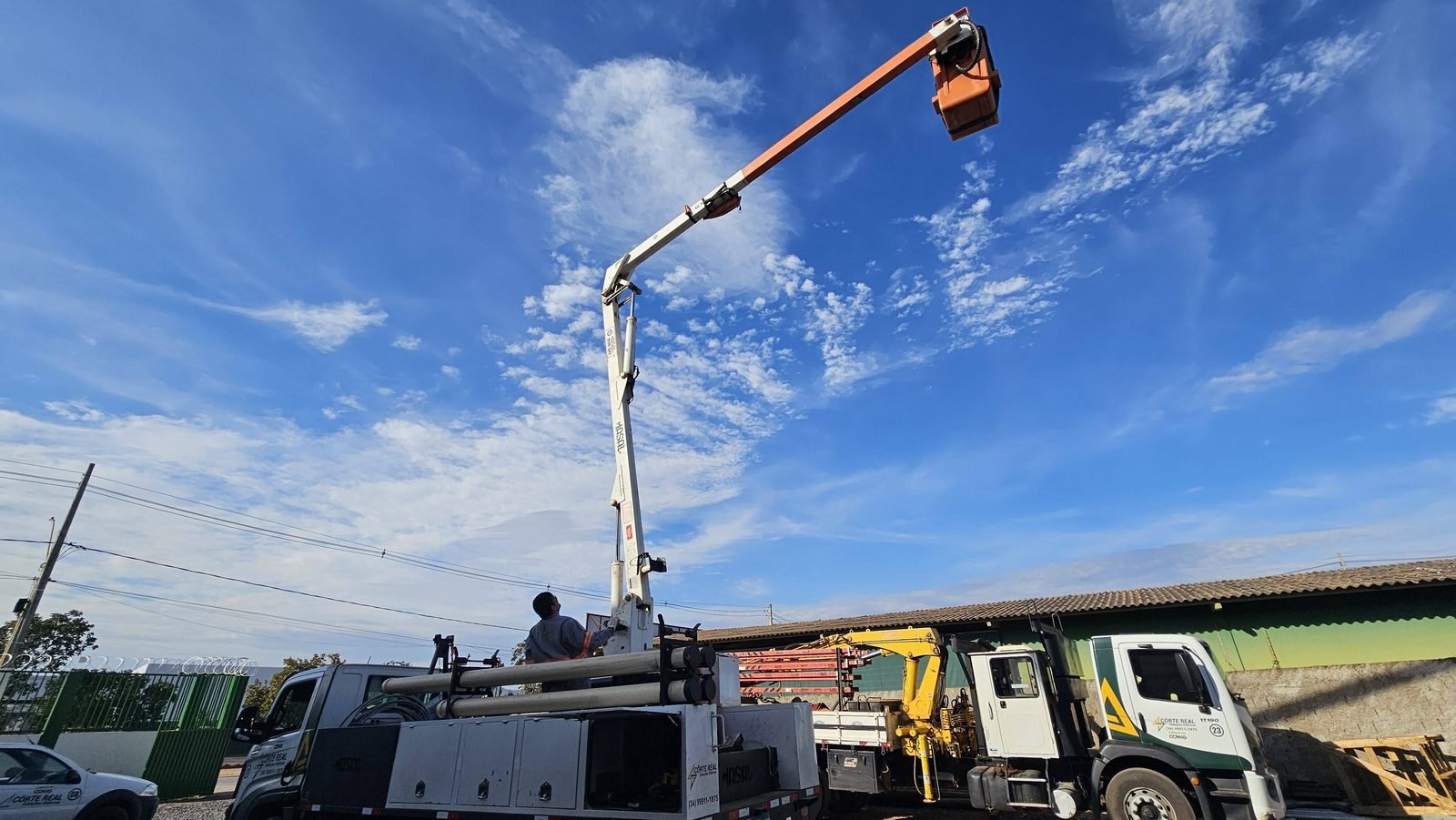 Lança de cesto aéreo estendida em ensaio funcional de alcance e articulação durante inspeção