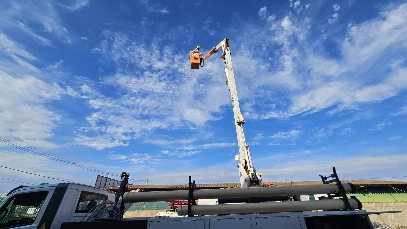 Teste de elevação de plataforma aérea veicular durante inspeção conforme Anexo XII da NR-12