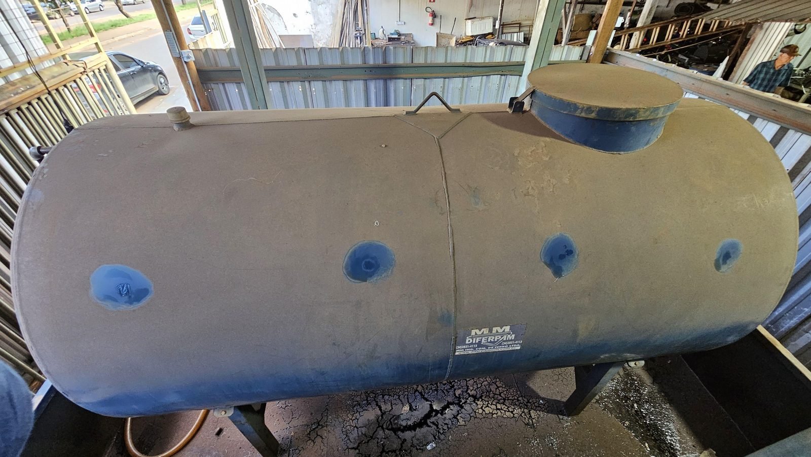 Chapa de reforço e cordão de solda de tanque de diesel aéreo verificados em inspeção