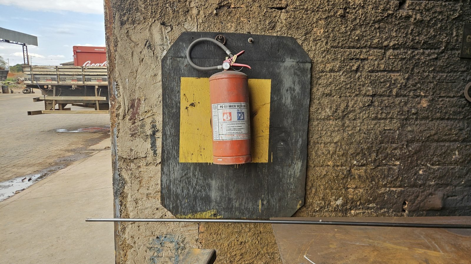 Extintor de pó químico BC com suporte e sinalização de piso em inspeção de combate a incêndio