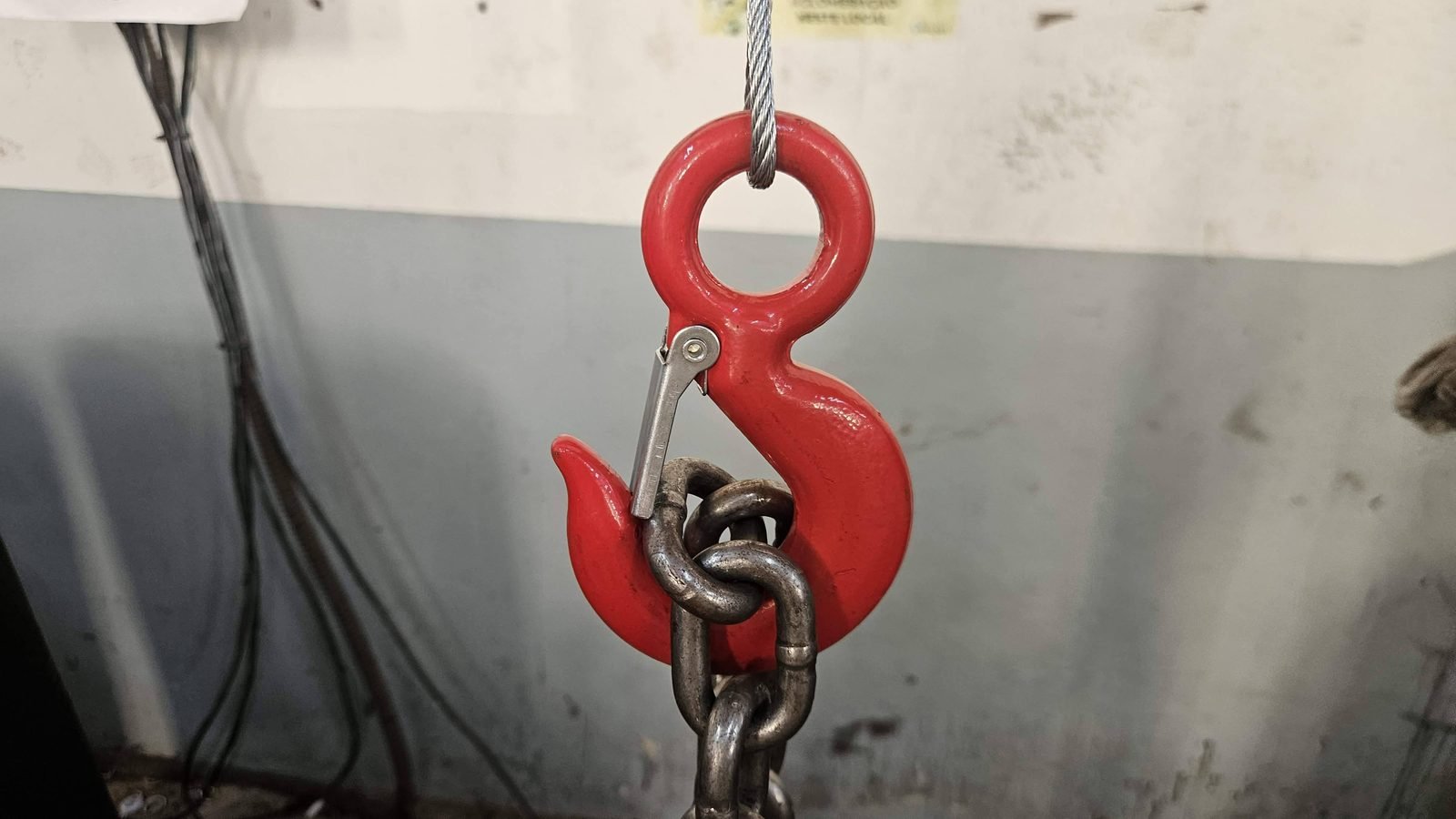 Gancho de talha com trava de segurança inspecionado conforme NR-11 e NR-12
