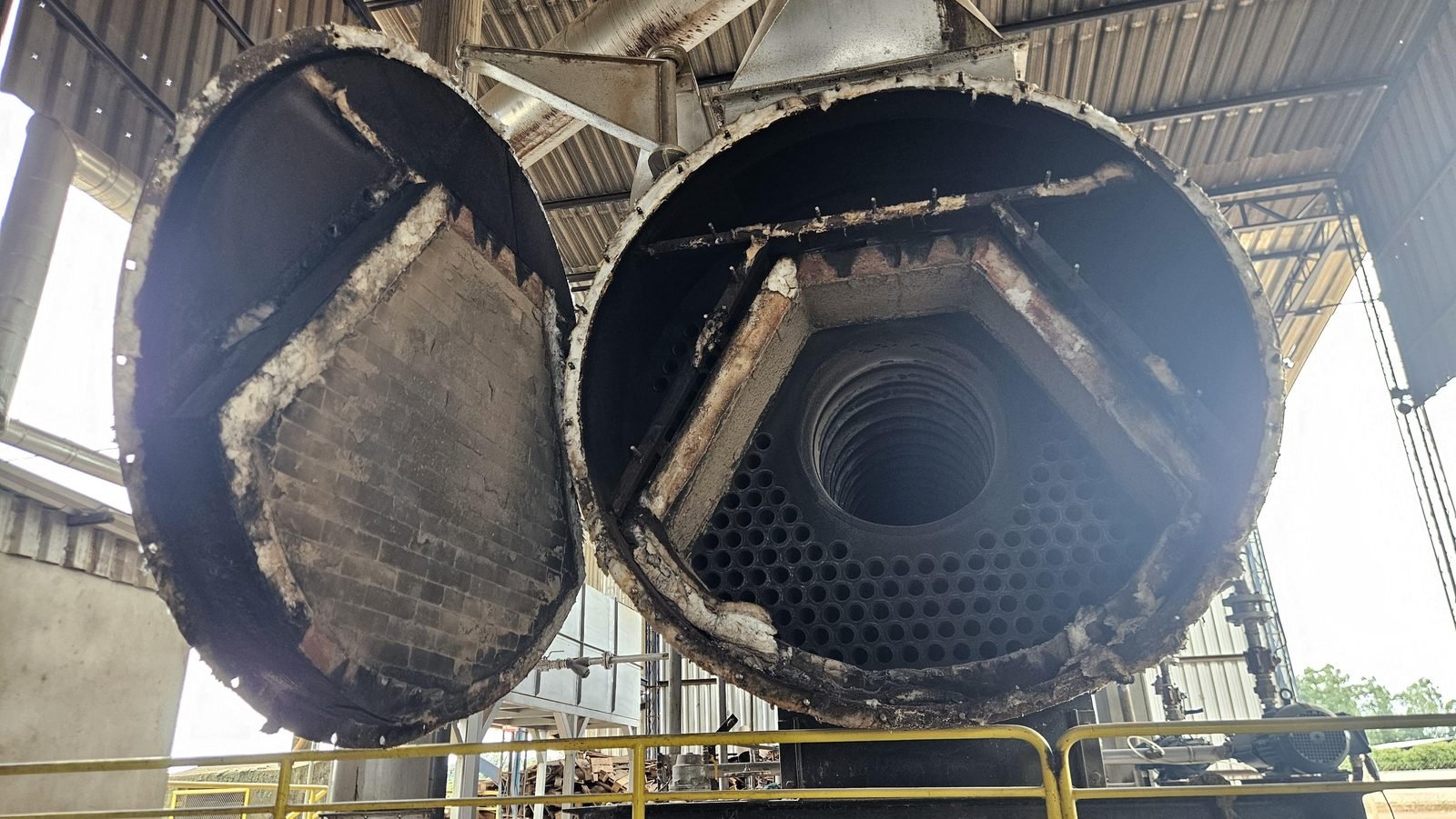 Caldeira flamotubular com os dois espelhos abertos, expondo o feixe tubular e a fornalha corrugada, durante inspeção interna NR-13