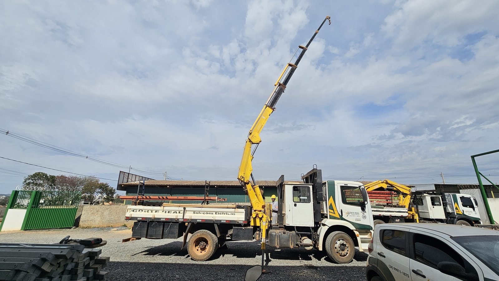 Caminhão munck com lança elevada durante inspeção periódica realizada pela Sework Engenharia no Alto Paranaíba