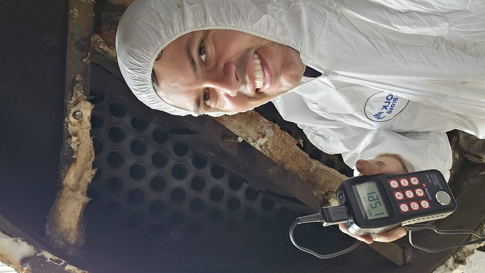 Engenheiro da Sework medindo espessura por ultrassom dentro da caldeira, indicando 15,21 mm, durante inspeção NR-13