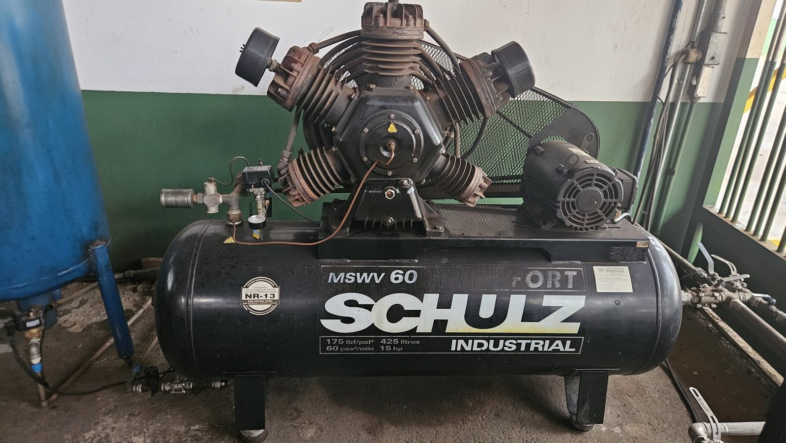 Inspeção NR-13 de compressor de ar de 425 litros em indústria
