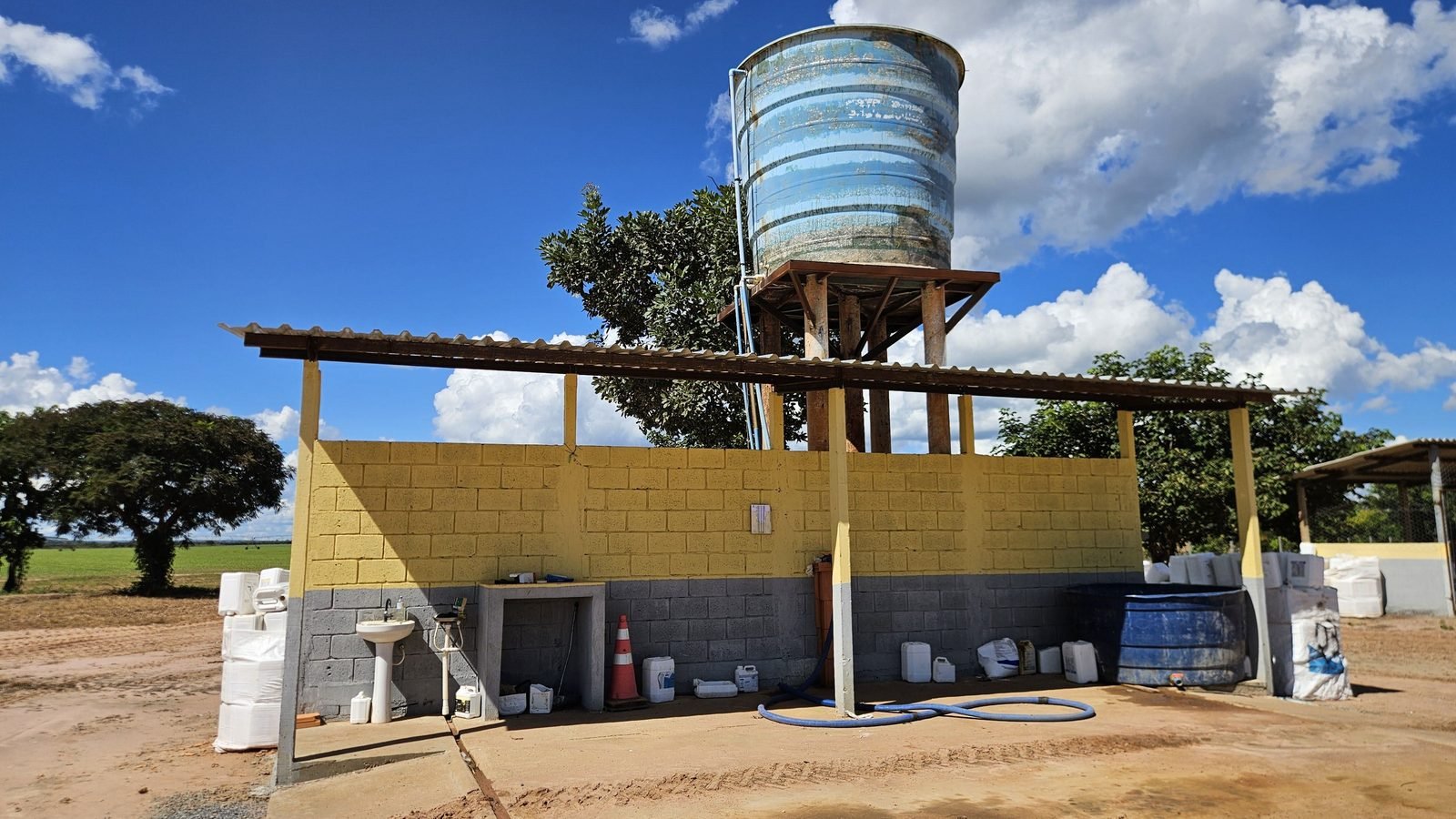Ponto de abastecimento e lavagem de pulverizador avaliado em inspeção de SST em propriedade rural