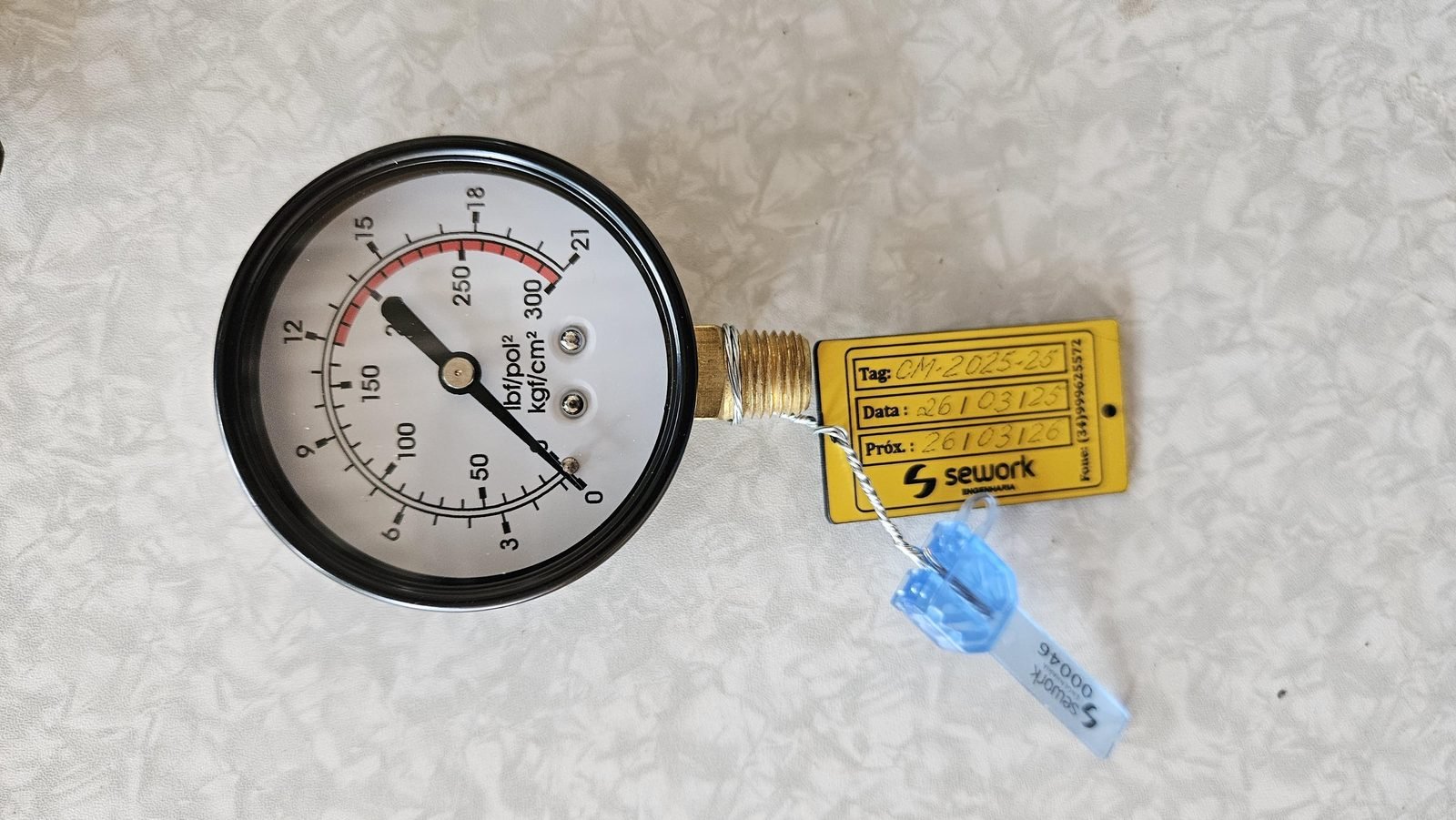 Manômetro de vaso de pressão calibrado, com tag de aferição da Sework Engenharia e lacre numerado