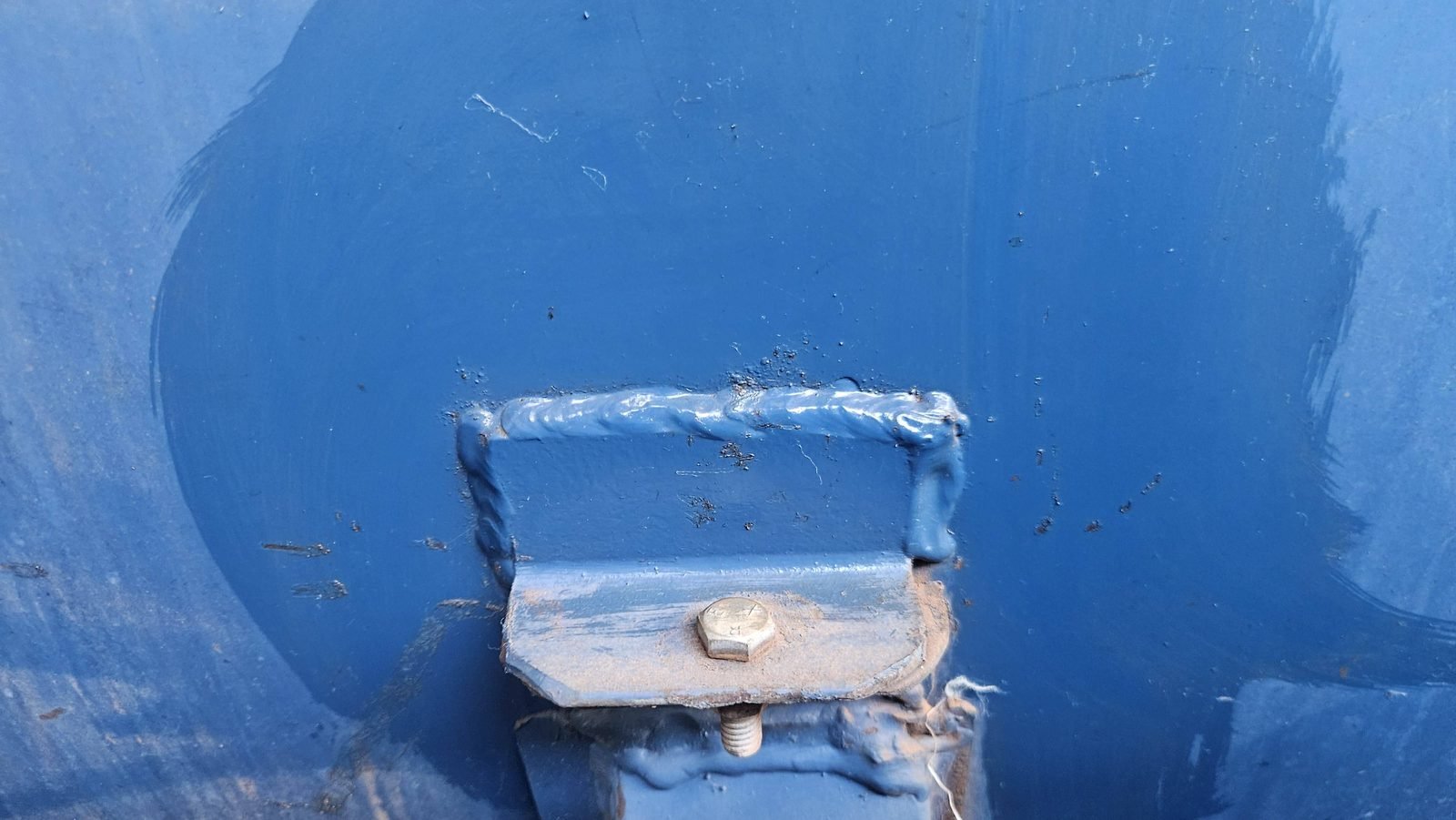 Tampo de tanque de diesel aéreo com placa de identificação de capacidade e fabricação
