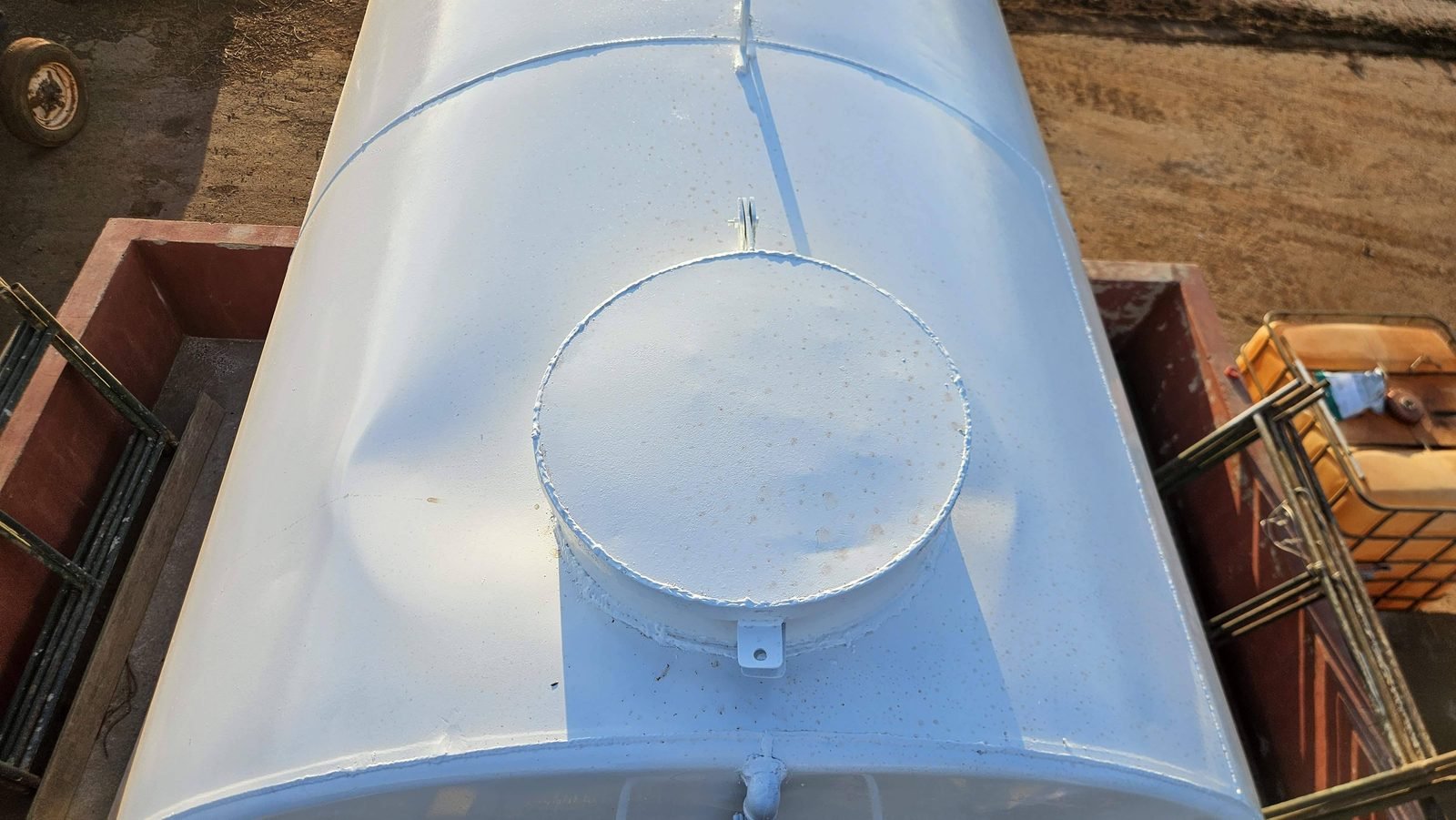 Tanque de diesel aéreo instalado sobre berço metálico em propriedade rural do Alto Paranaíba