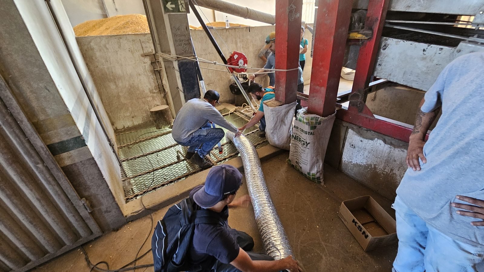Ventilação forçada com duto flexível durante treinamento de espaço confinado NR-33