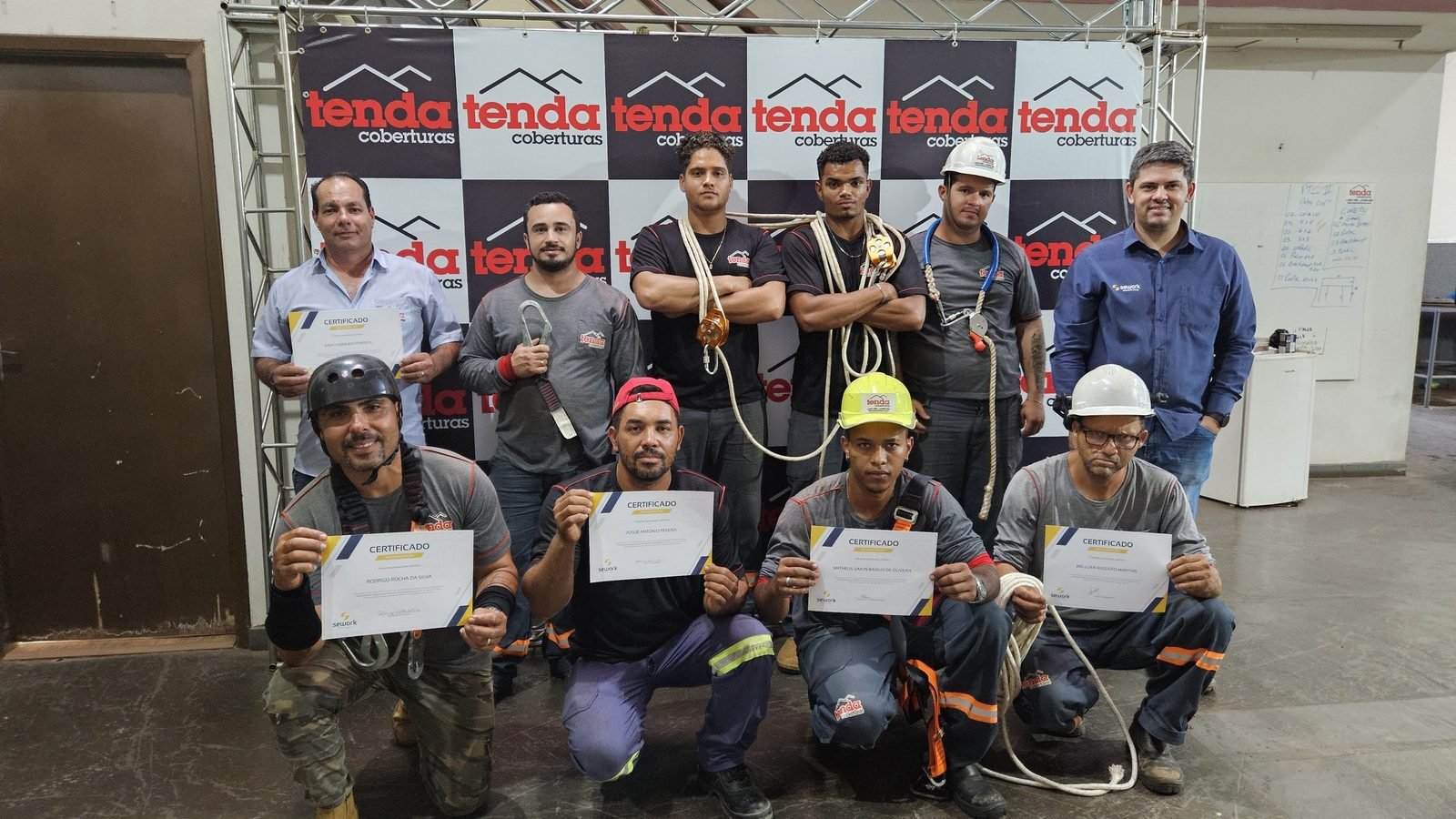 Turma de trabalho em altura NR-35 certificada em treinamento presencial na empresa cliente
