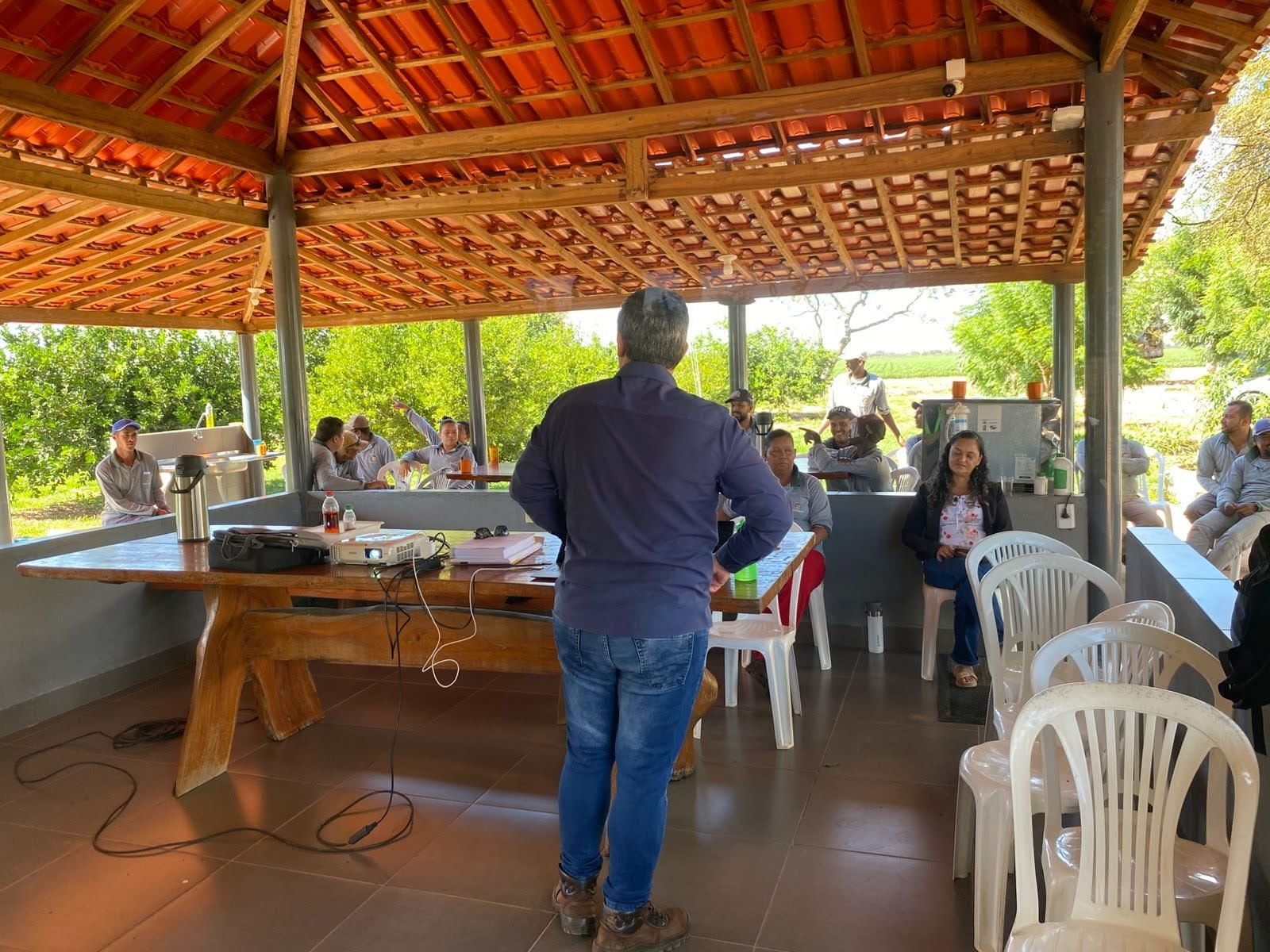Engenheiro da Sework esclarecendo perguntas frequentes de segurança do trabalho em propriedade rural