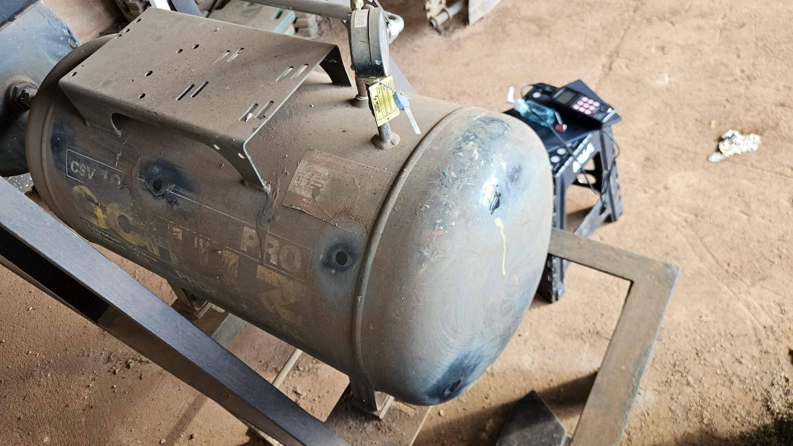 Vaso de pressão identificado com tag de inspeção da Sework Engenharia após ensaio